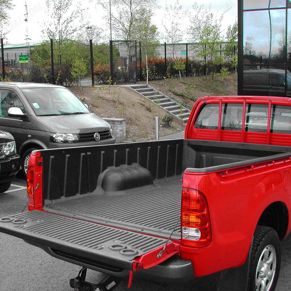 Bac de benne avec rebord pour Toyota Hilux 2016+ cabine simple, produit par PRO-FORM, installé dans la benne du véhicule.
