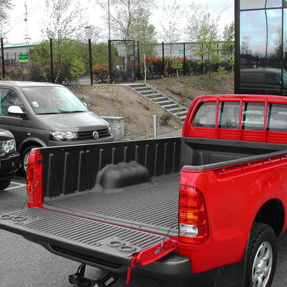 Bac de benne avec rebord pour Toyota Hilux 2016+ cabine simple, produit par PRO-FORM, installé dans la benne du véhicule.
