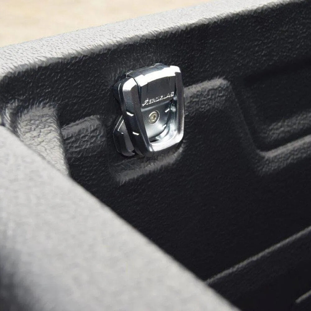 Bac de benne avec rebords pour Toyota Hilux Extra Cab 2016+ de la marque Aeroklas, vue de côté sur un véhicule.