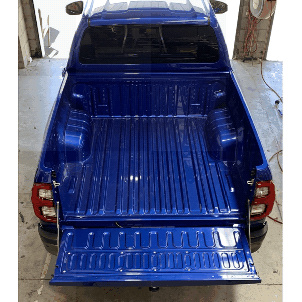 Bac de benne sans rebord PRO-FORM pour Isuzu D-Max 2020+ double cabine, vue de profil en situation réelle.