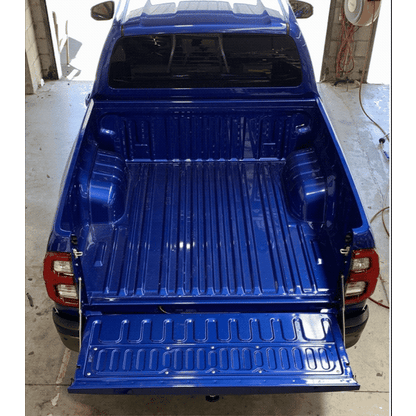 Bac de benne sans rebord PRO-FORM pour Isuzu D-Max 2020+ double cabine, vue de profil en situation réelle.
