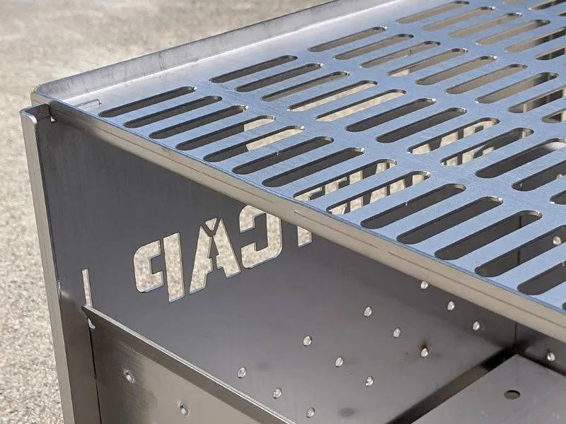 Foyère de barbecue RSI SMARTCAP pour feu de camp, en acier robuste, avec une grille de cuisson et un design moderne.