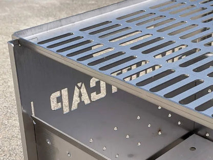 Foyère de barbecue RSI SMARTCAP pour feu de camp, en acier robuste, avec une grille de cuisson et un design moderne.