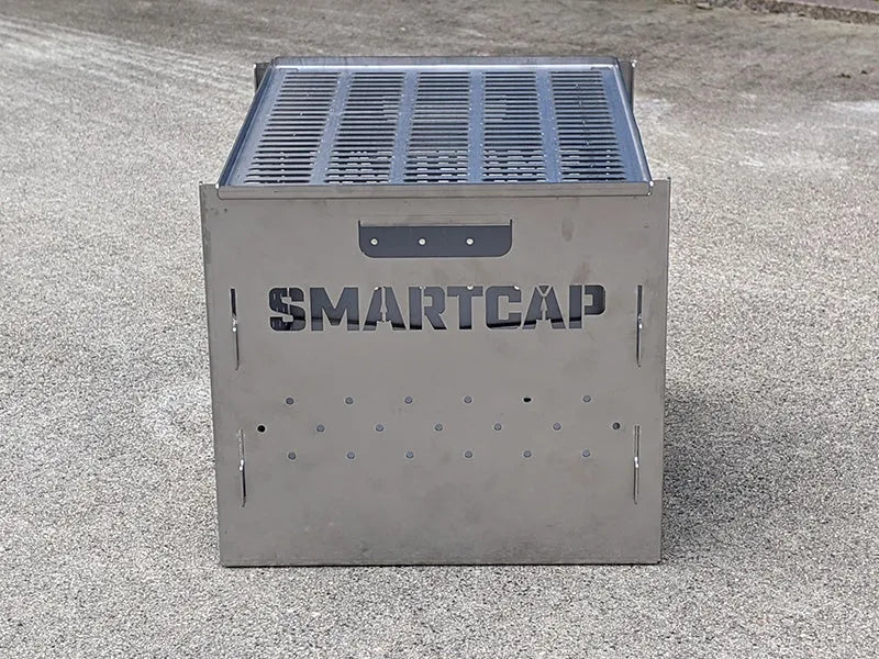 Foyer de barbecue SMARTCAP RSI SMARTCAP en métal avec grille pour cuisson en extérieur.