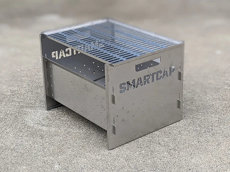 Foyer de barbecue SMARTCAP RSI SMARTCAP en acier, avec grille de cuisson et cheminée pour feu de camp extérieur.