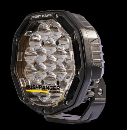 Deux phares LED de 7 pouces Bushranger Night Hawk SR avec faisceau inclus, éclairage LED robuste pour véhicule tout-terrain.