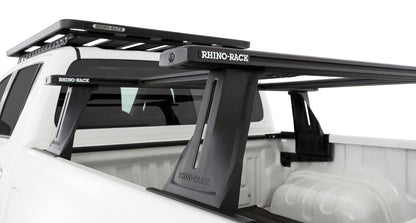 Kit de 2 barres de toit RHINO-RACK pour Toyota Hilux Revo 2015+ avec systèmes Reconn-Deck, longueur 1500 mm, et transversales.