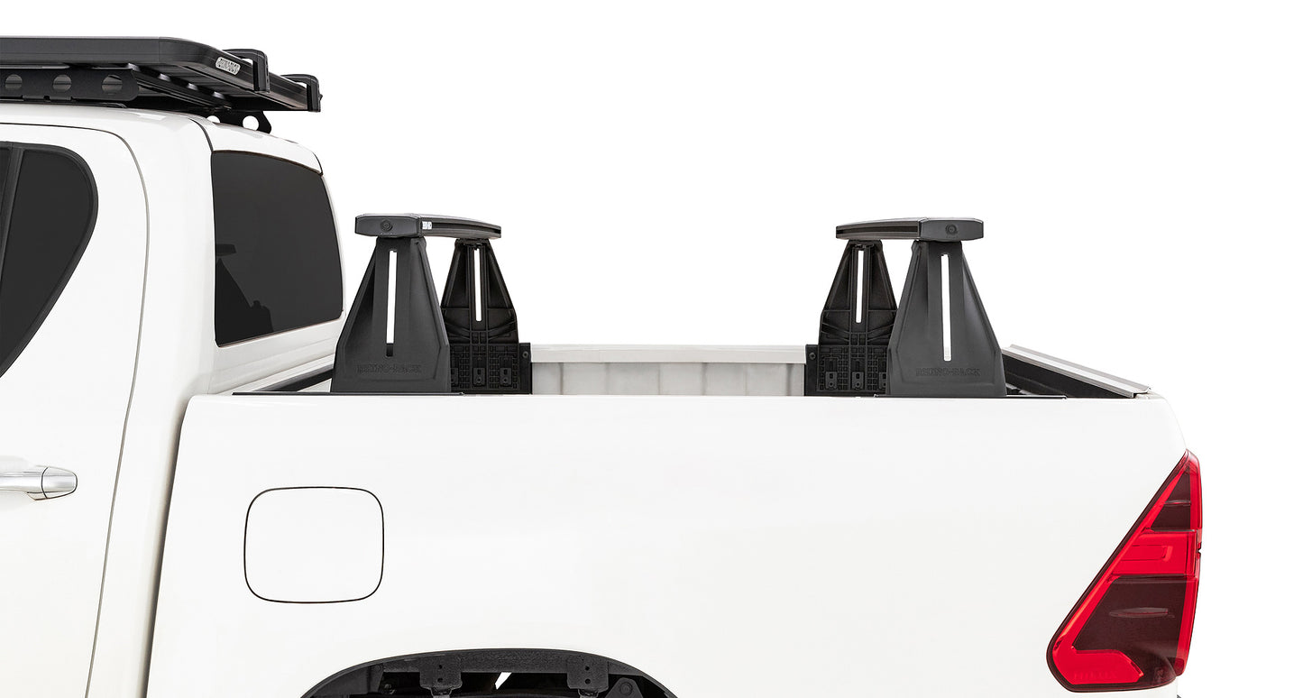 Kit de 2 barres de toit Reconn-Deck RHINO-RACK pour Toyota Hilux Revo 2015+, longueur 1500 mm, montées sur le toit.