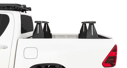 Kit de 2 barres de toit Reconn-Deck RHINO-RACK pour Toyota Hilux Revo 2015+, longueur 1500 mm, montées sur le toit.