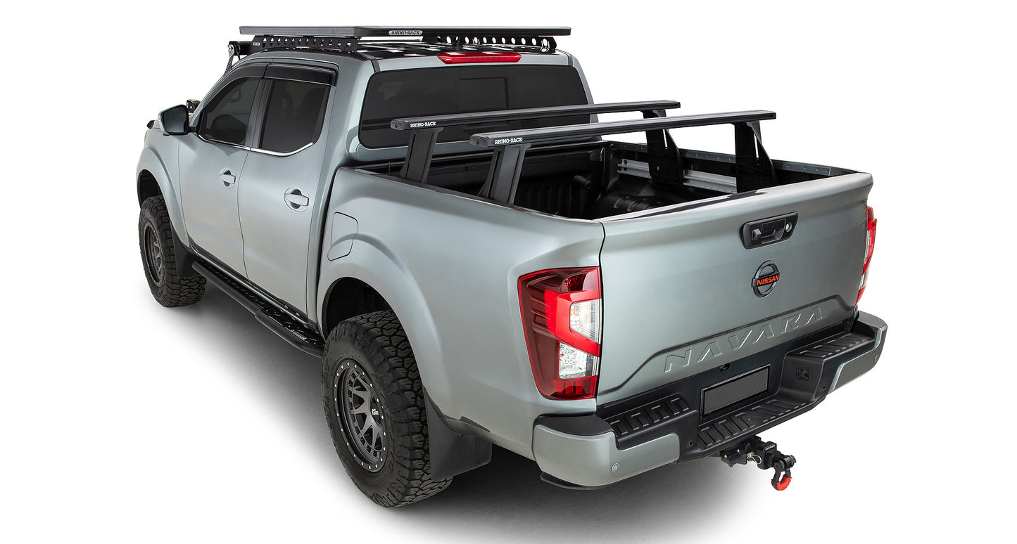 Kit 2 barres de toit Vortex RHINO-RACK pour Nissan Navara NP300 2015+ avec système Reconn-Deck, barres robustes et polyvalentes.