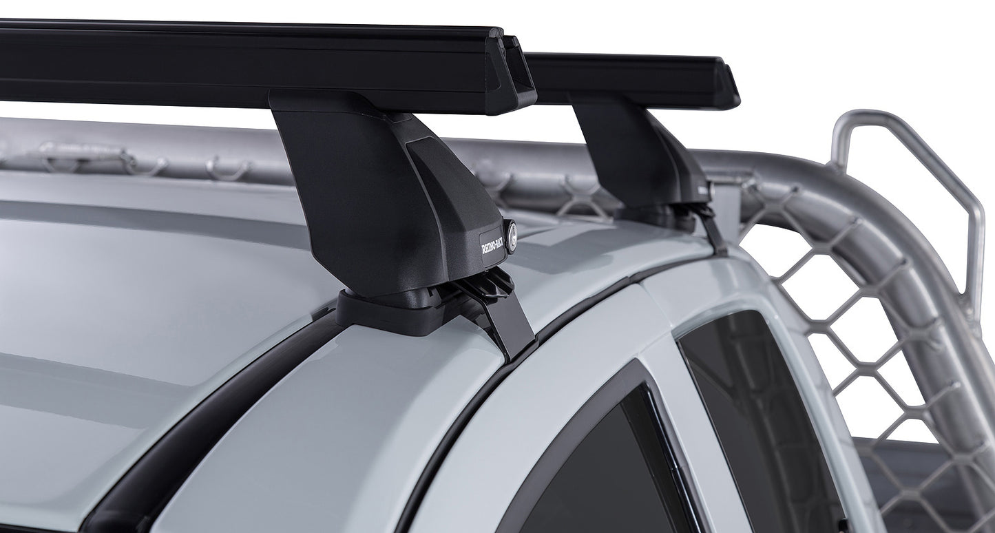 Kit 2 barres de toit Heavy Duty noires Rhino-Rack pour Isuzu D-Max Gen II TF 2016-2020, série 2500, visibles sur véhicule.