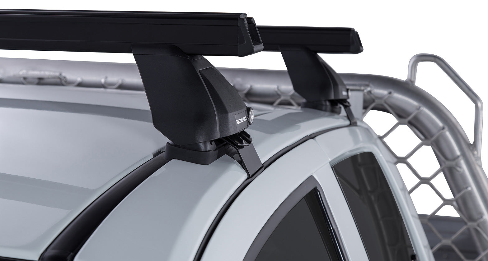 Kit 2 barres de toit Heavy Duty noires Rhino-Rack pour Isuzu D-Max Gen II TF 2016-2020, série 2500, visibles sur véhicule.