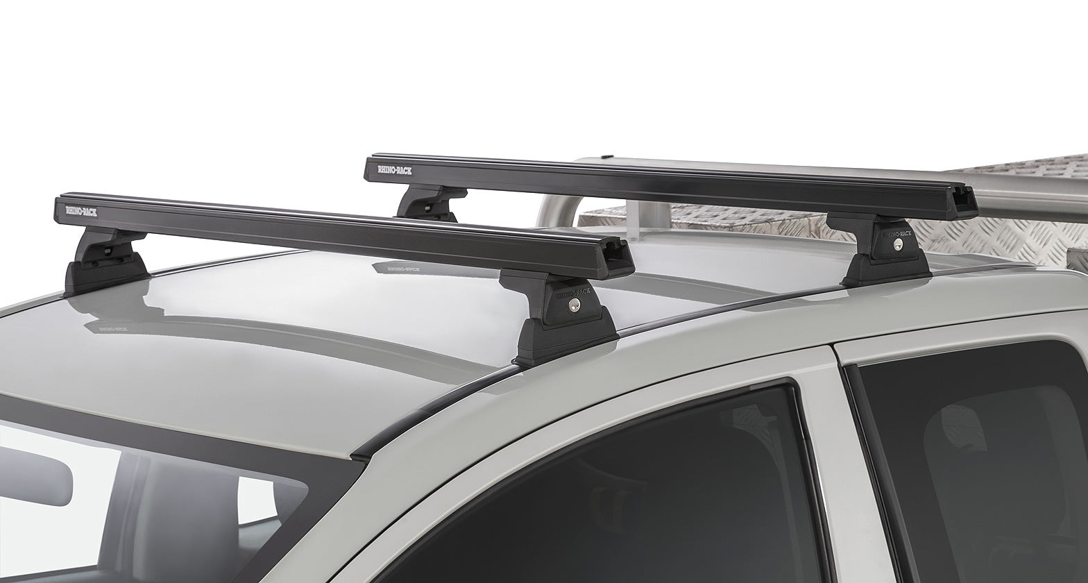 Kit de 2 barres de toit noires Heavy Duty RHINO-RACK pour Mitsubishi L200 V, montage Ditch, longueur 1250 mm, robuste et pratique.