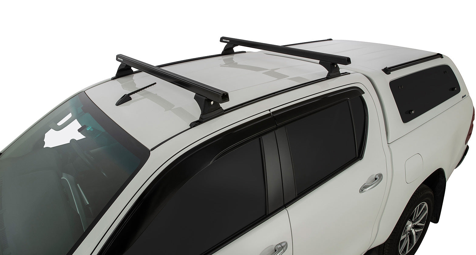 Kit de 2 barres de toit noires RHINO-RACK pour Toyota Hilux Revo 2015+, 1250mm, robustes et adaptées pour chargements lourds.