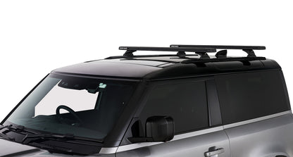 Kit de 2 barres de toit noires de 1260 mm pour Land Rover Defender II 90 2021+ de RHINO-RACK, fixations robustes et design aérodynamique.
