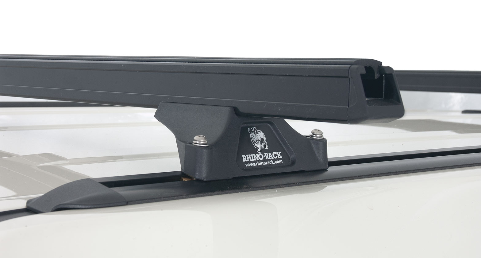 Kit de 2 barres de toit noires Heavy Duty RHINO-RACK pour Land Rover Discovery 3 et 4, 1375 mm, fixation Trackmount.