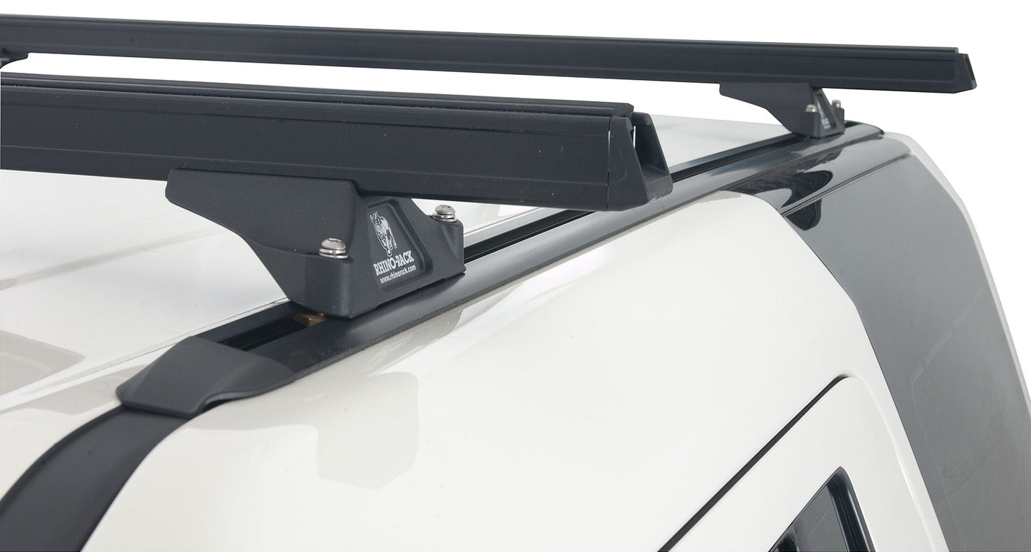 Kit de 2 barres de toit noires RHINO-RACK pour Land Rover Discovery 3 & 4, 1375mm, fixation Trackmount, robuste et durable.