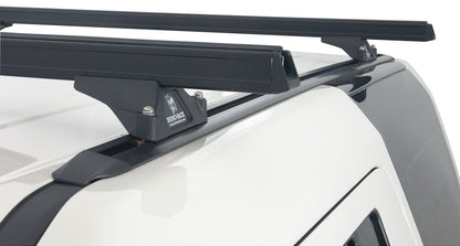 Kit de 2 barres de toit noires RHINO-RACK pour Land Rover Discovery 3 & 4, 1375mm, fixation Trackmount, robuste et durable.