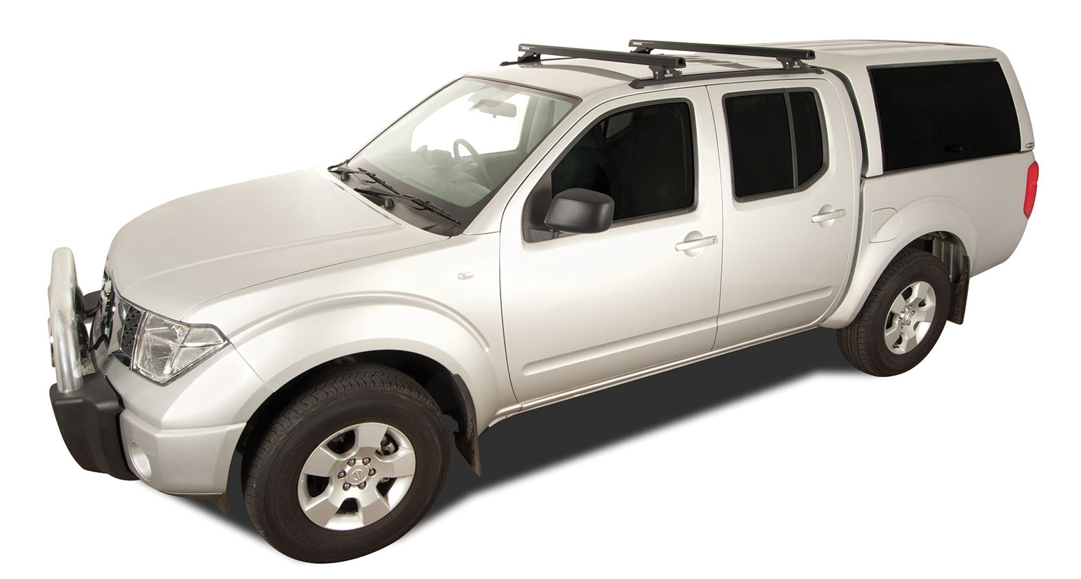 Kit de 2 barres de toit noires de 1375mm RHINO-RACK pour Nissan Navara D40 2005-2015, robustes et faciles à fixer.