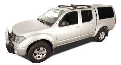 Kit de 2 barres de toit noires de 1375mm RHINO-RACK pour Nissan Navara D40 2005-2015, robustes et faciles à fixer.