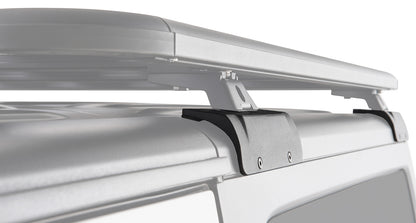 Kit 2 barres de toit noires de 1500mm pour Jeep Wrangler JK 2011-2019, par RHINO-RACK, robustes et adaptées pour le transport de chargement.