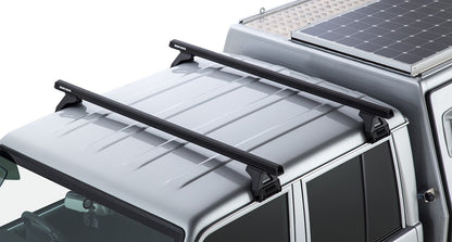 Kit de 2 barres de toit noires Heavy Duty 1500mm avec pieds pour Toyota Land Cruiser Série 79 2007+ de RHINO-RACK.