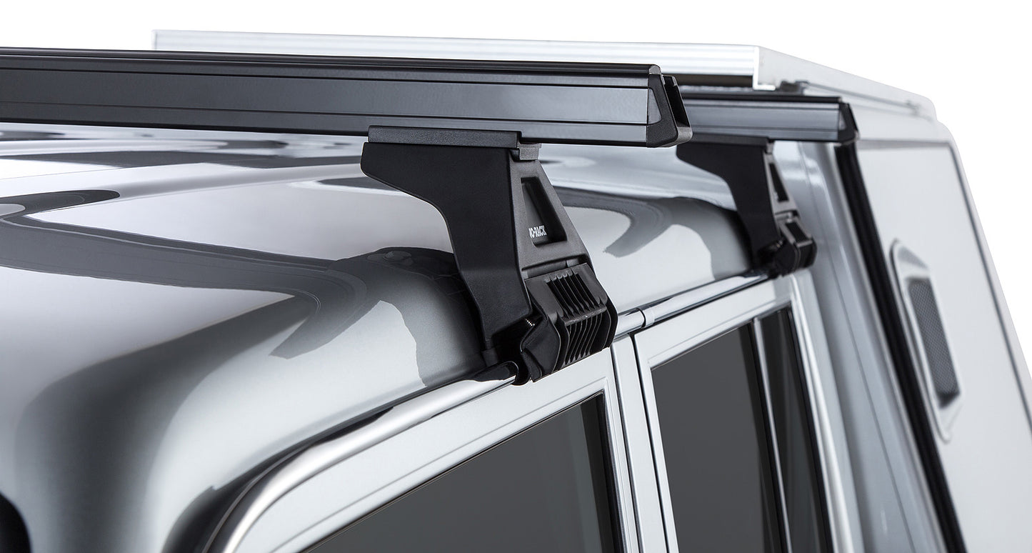 Kit de 2 barres de toit noires Heavy Duty 1500mm pour Toyota Land Cruiser série 79 2007+ avec pieds, par RHINO-RACK.