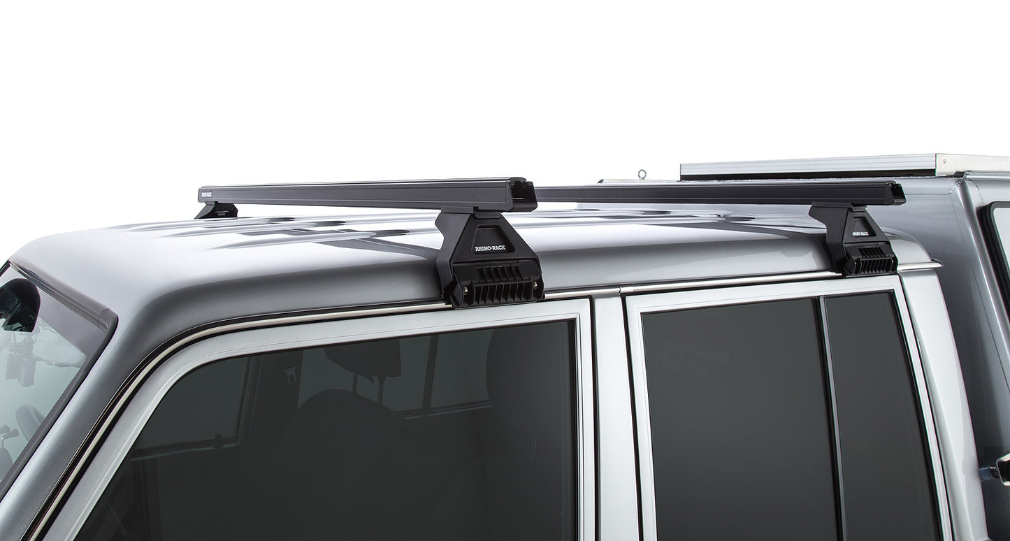 Kit de 2 barres de toit noires Heavy Duty 1500mm avec pieds RL110 pour Toyota Land Cruiser série 79 2007+ RHINO-RACK.