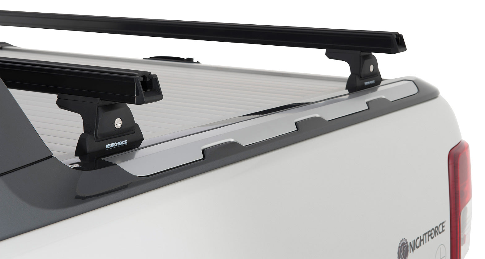 Barres de toit noires Heavy Duty de 1500mm avec pieds RLT600 pour Ford Ranger Wildtrak T6/T7/T8 2012-2022, marque RHINO-RACK.