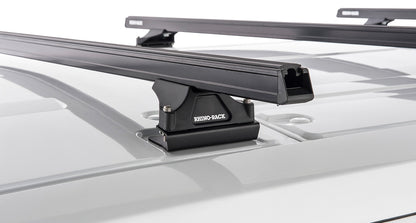 Kit de 2 barres de toit noires Heavy Duty RHINO-RACK pour Ford Transit 2014+, avec pieds, longueurs 1800mm, robuste et adapté au véhicule.