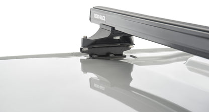 Kit de 2 barres de toit noires Heavy Duty RHINO-RACK avec pieds pour Ford Transit Custom 2014+ visible sur le véhicule.