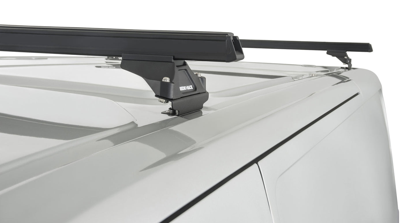 Kit de 2 barres de toit noires Heavy Duty RHINO-RACK pour Ford Transit Custom 2014+ avec pieds, fixation solide et robuste.