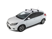 Kit de 2 barres de toit Rhino-Rack Sportz 1260mm pour Ford Focus Gen3 2011-2018, visibles sur le véhicule.