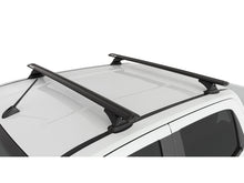 Kit de 2 barres de toit RHINO-RACK Sportz 1260mm pour Isuzu D-Max Double Cab 2012, montées sur le toit du véhicule.