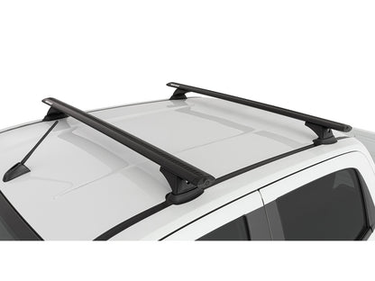 Kit de 2 barres de toit RHINO-RACK Sportz 1260mm pour Isuzu D-Max Double Cab 2012, montées sur le toit du véhicule.