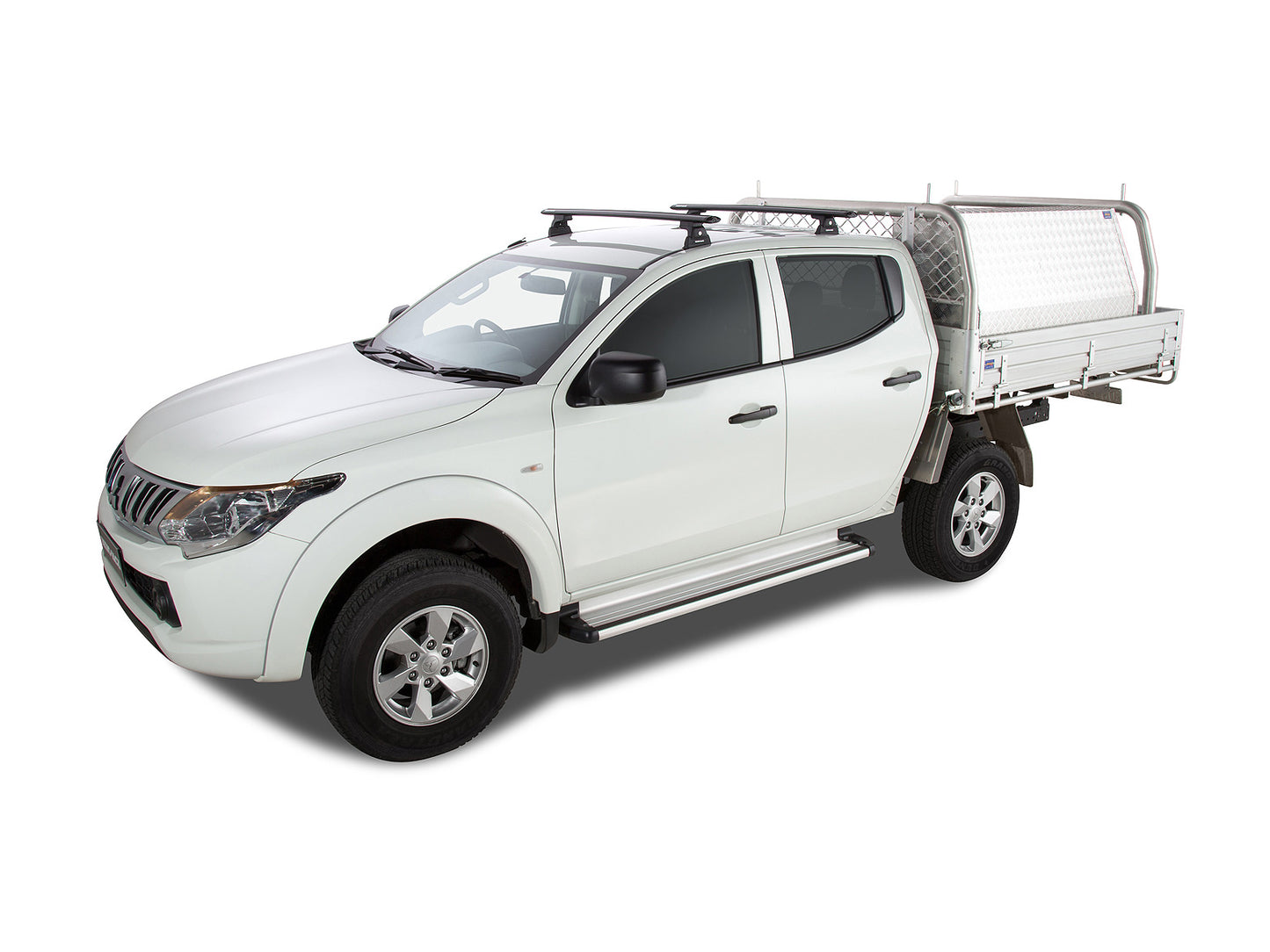 Kit de 2 barres de toit Rhino-Rack Sportz 1260mm pour Mitsubishi L200 Double et Extra Cab 2015-2024, vue de côté.