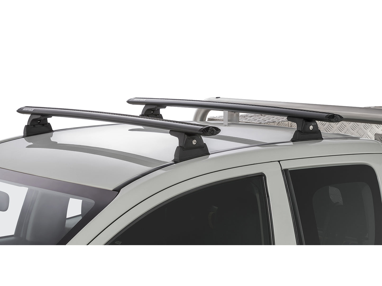 Kit de 2 barres de toit Rhino-Rack Sportz 1260mm pour Mitsubishi L200 Double et Extra Cab 2015-2024, vue de côté.