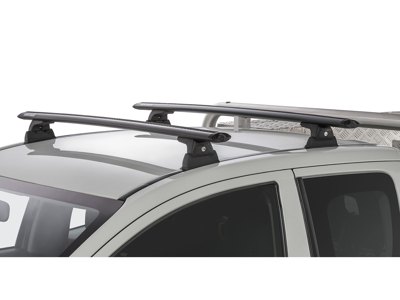 Kit de 2 barres de toit Rhino-Rack Sportz 1260mm pour Mitsubishi L200 Double et Extra Cab 2015-2024, vue de côté.