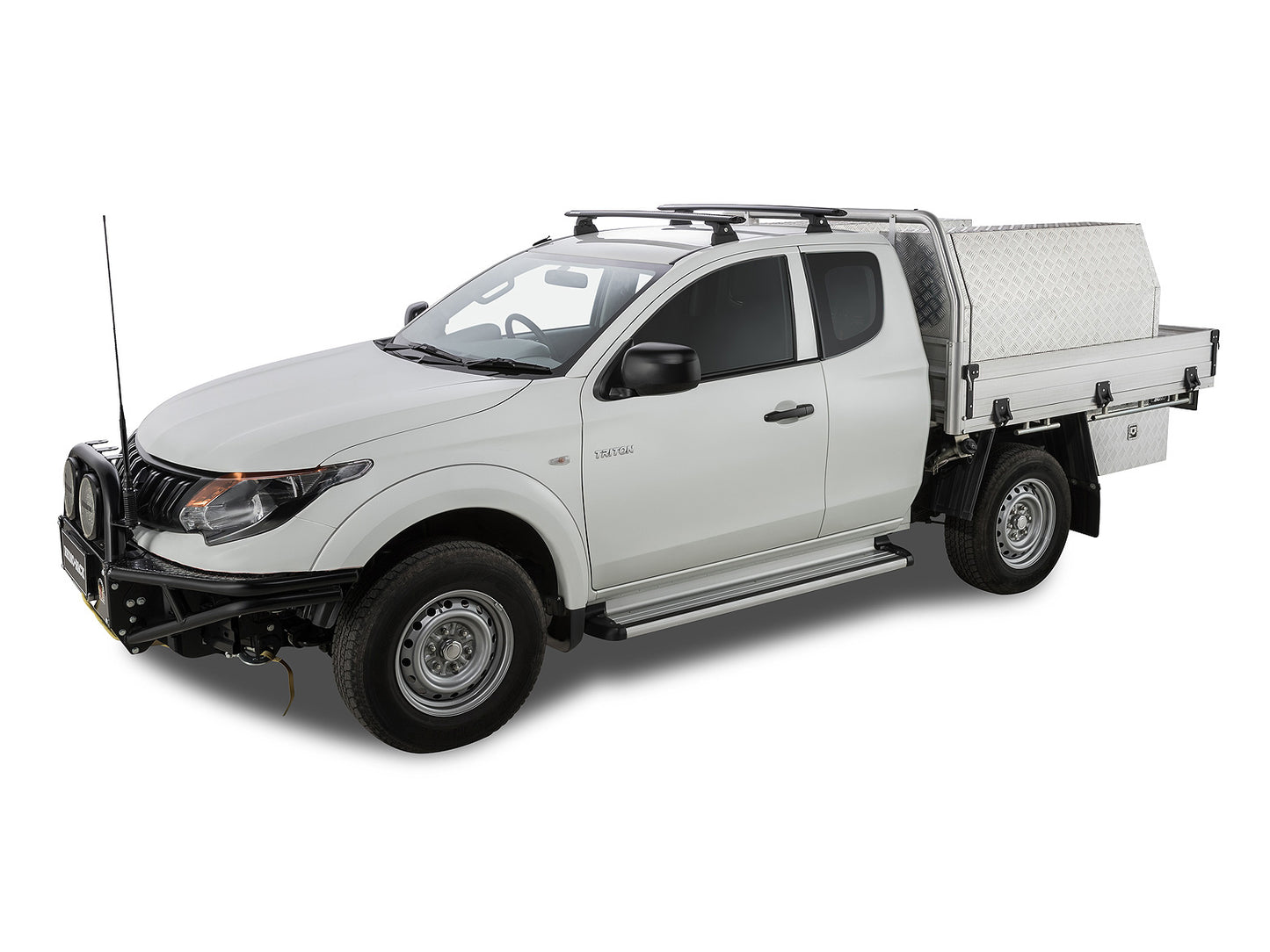 Kit de 2 barres de toit Rhino-Rack Sportz 1260mm pour Mitsubishi L200 Double & Extra Cab 2015-2024, vues des barres sur le véhicule.