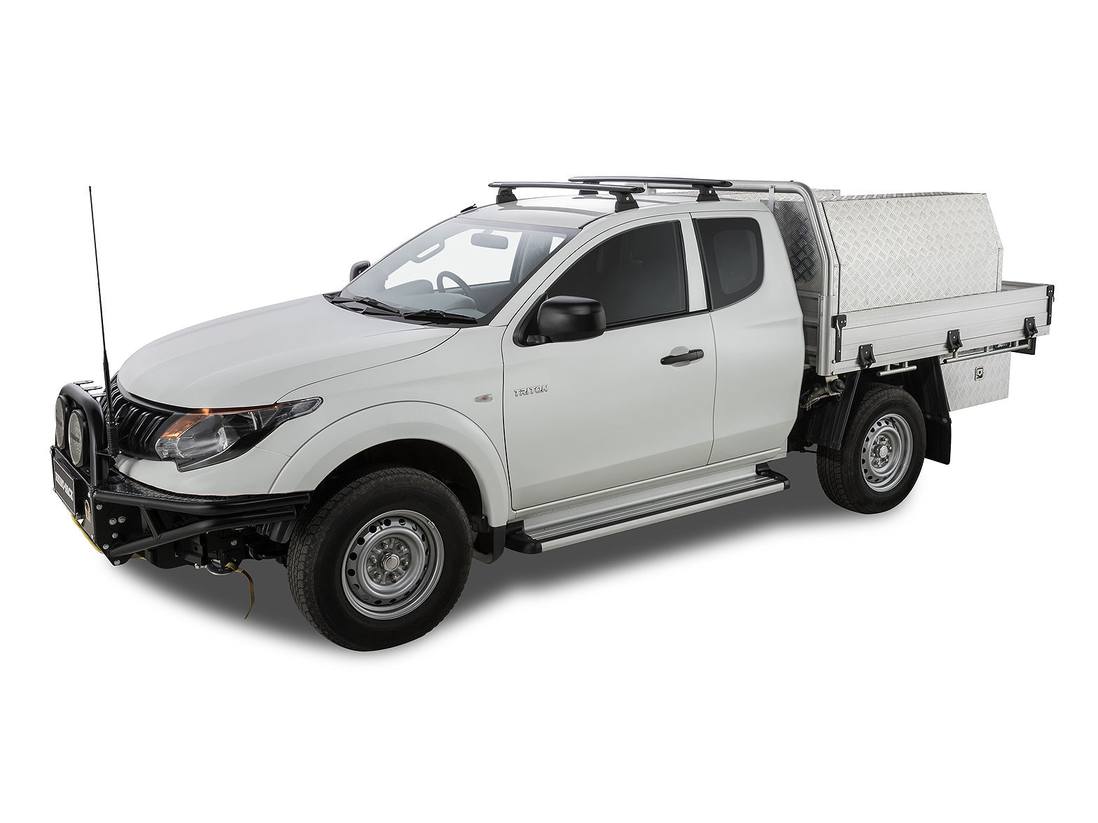 Kit de 2 barres de toit Rhino-Rack Sportz 1260mm pour Mitsubishi L200 Double & Extra Cab 2015-2024, vues des barres sur le véhicule.