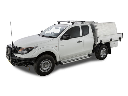 Kit de 2 barres de toit Rhino-Rack Sportz 1260mm pour Mitsubishi L200 Double & Extra Cab 2015-2024, vues des barres sur le véhicule.