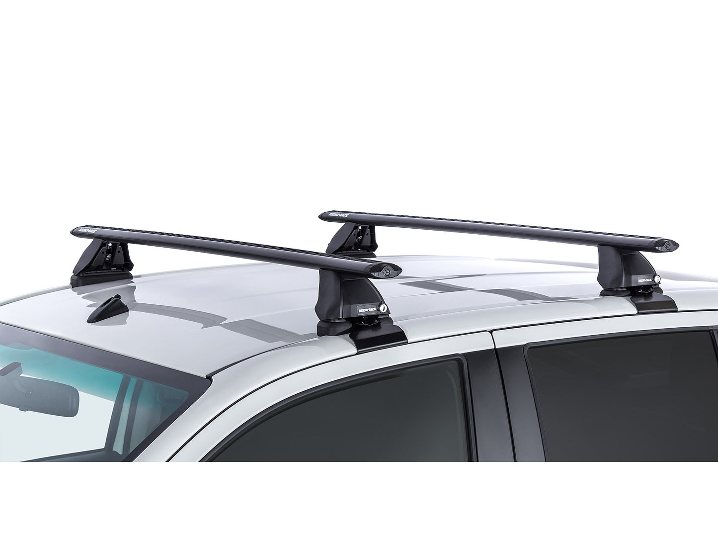 Kit 2 barres de toit RHINO-RACK Sportz 1260mm pour Toyota Hilux Revo Double Cab 2015+, visibles sur la voiture.