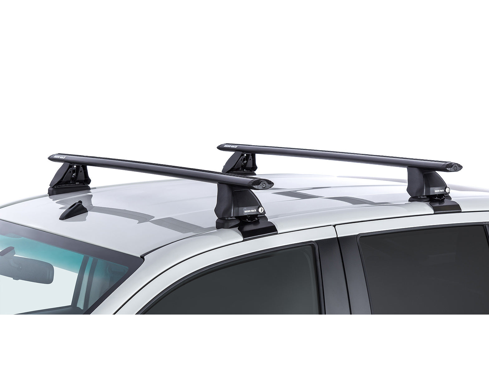 Kit 2 barres de toit RHINO-RACK Sportz 1260mm pour Toyota Hilux Revo Double Cab 2015+, visibles sur la voiture.