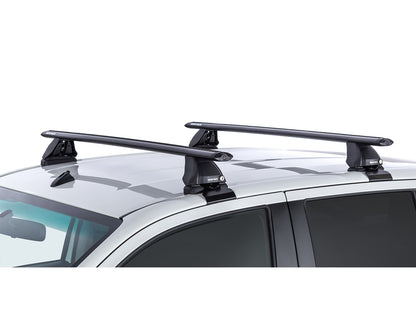 Kit 2 barres de toit RHINO-RACK Sportz 1260mm pour Toyota Hilux Revo Double Cab 2015+, visibles sur la voiture.