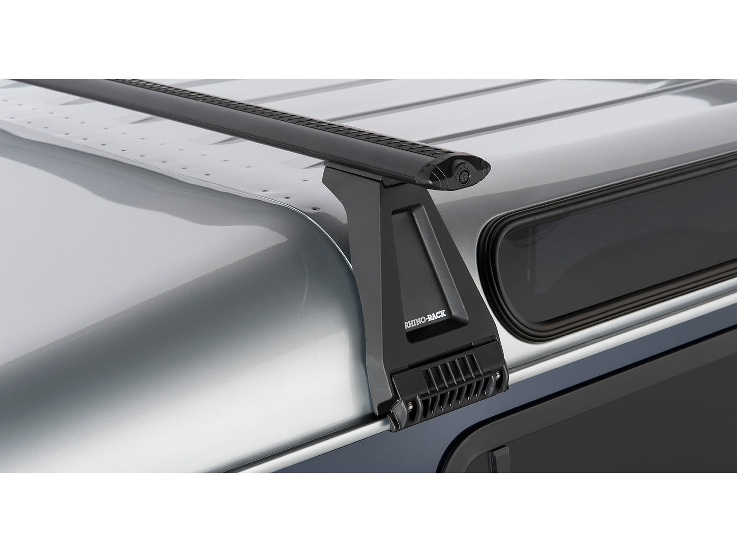 Kit de 2 barres de toit Sportz de 1500mm pour Land Rover Defender 90 110 130, de la marque RHINO-RACK, montées sur le véhicule