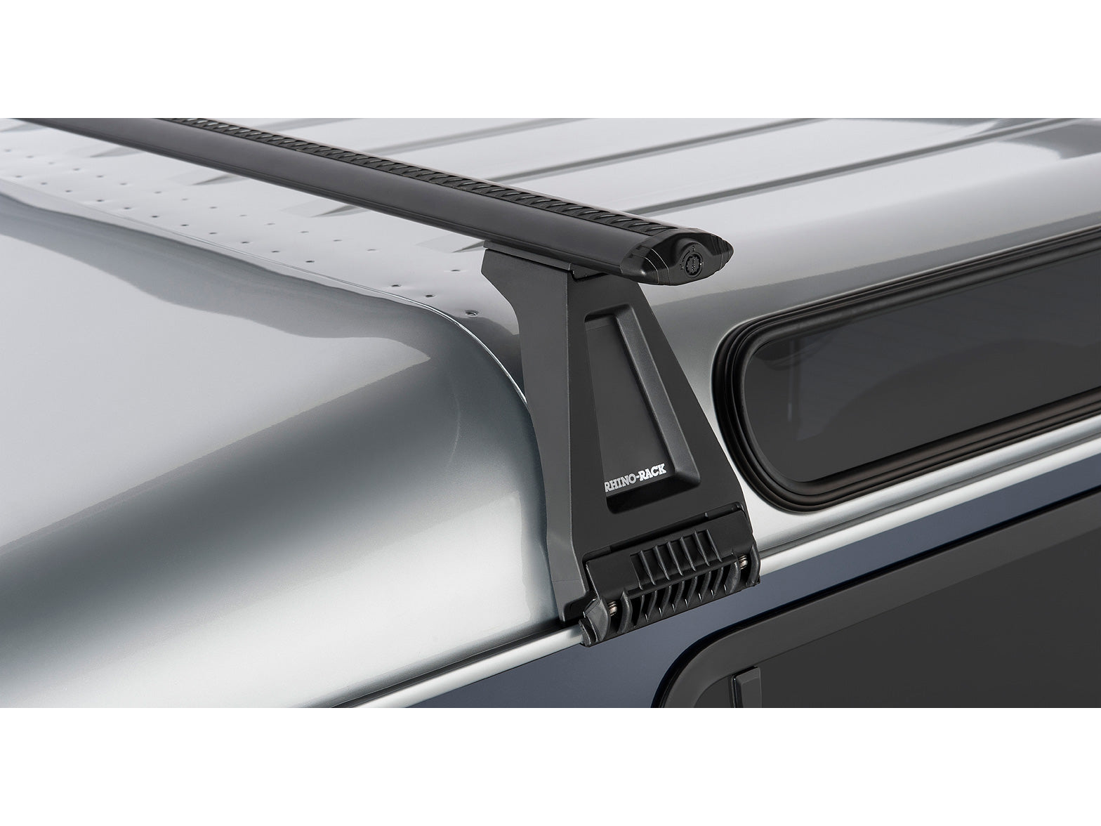 Kit de 2 barres de toit Sportz de 1500mm pour Land Rover Defender 90 110 130, de la marque RHINO-RACK, montées sur le véhicule