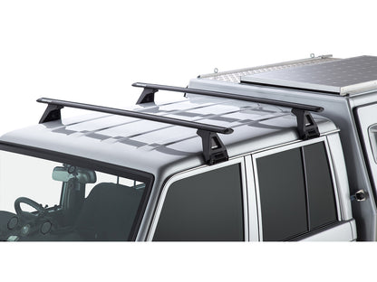 Kit 2 barres de toit Sportz 1500mm pour Toyota Land Cruiser HZJ79 GRJ79 double cab, marque Rhino-Rack, fixation solide et robuste.