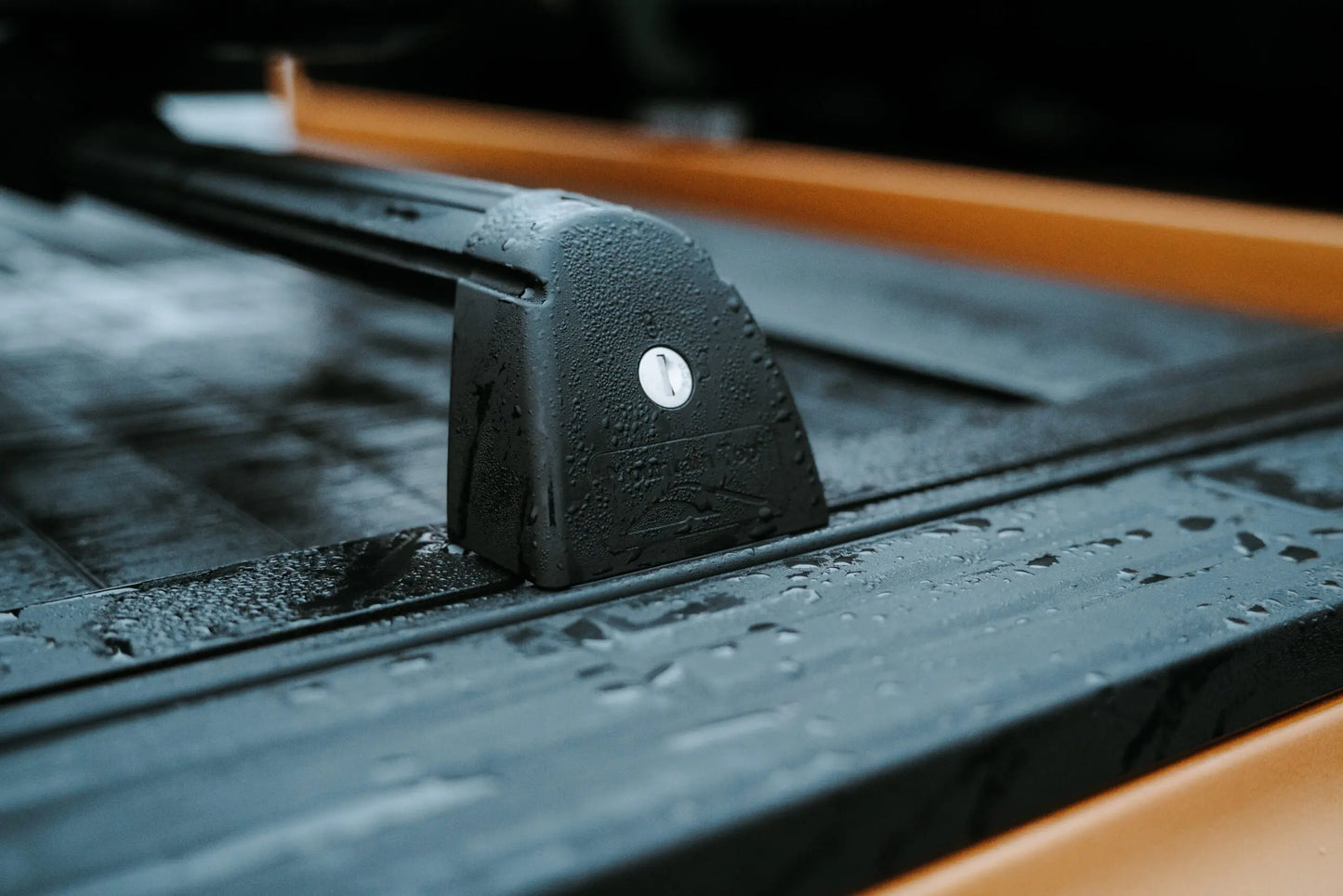 Kit 2 barres de toit Cargo MountainTop pour Ford Ranger et VW Amarok 2023+ avec supports pour Rideau EVO, en acier robuste.