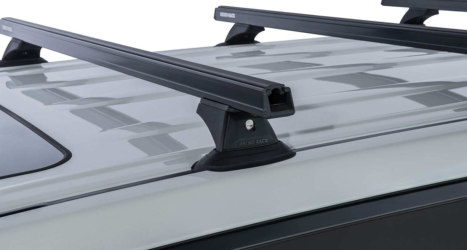 Kit 3 barres de toit noires RHINO-RACK pour Toyota Land Cruiser série 200 2007-2021, avec pieds et fixation robuste.