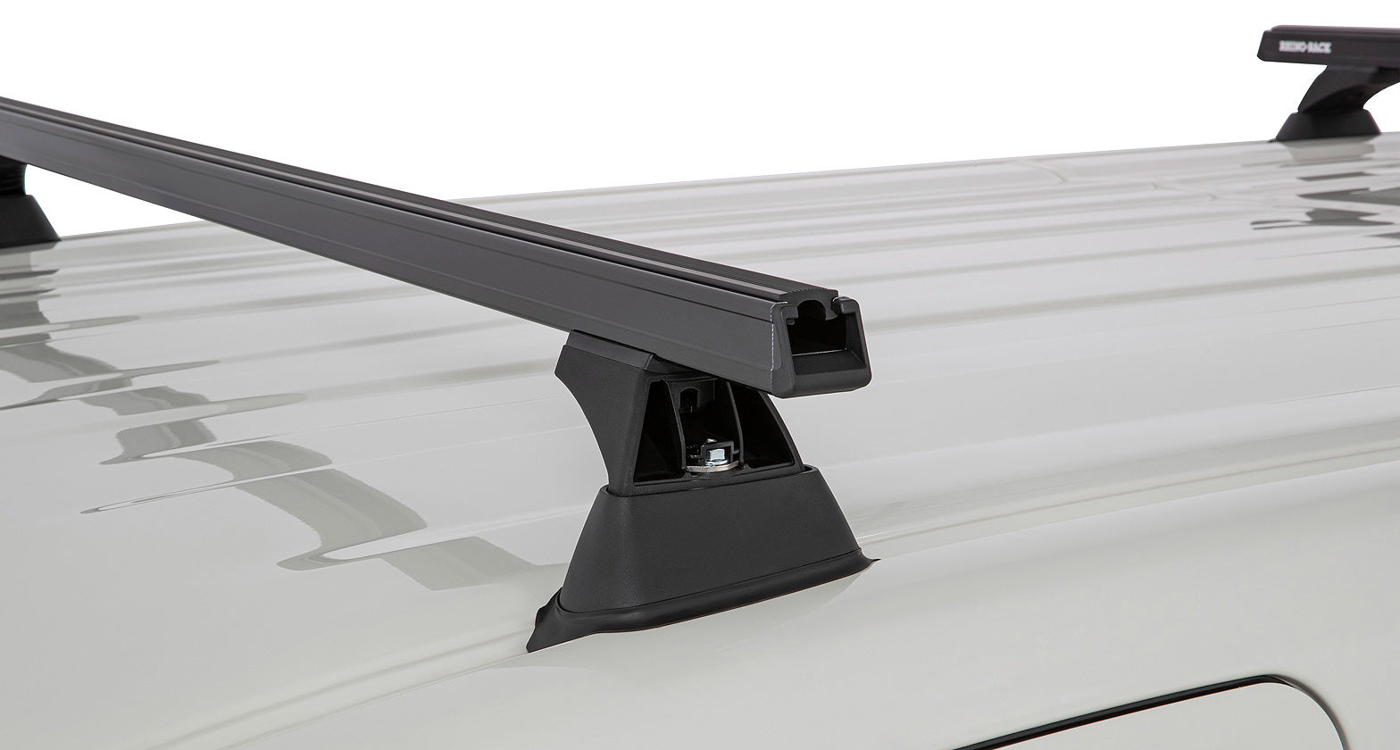 Kit de 3 barres de toit noires RHINO-RACK 1650mm pour Toyota Hiace VI 2019+ avec pieds, robuste et durable.